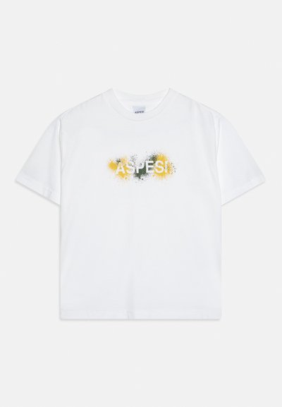 Λευκό T-shirt με κοντά μανίκια και στρογγυλή λαιμόκοψη, με το κείμενο «ASPESI» σε στυλ σπρέι με κηλίδες κίτρινης και μαύρης μπογιάς.