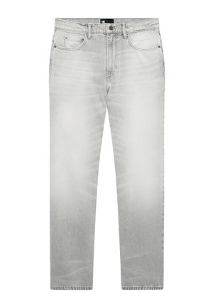 Lichtgrijze vervaagde denim jeans met een knoopsluiting aan de voorkant, rits en vijf-pocket ontwerp, vlak liggend op een witte achtergrond.