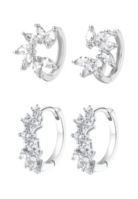 Pendientes de aro plateados con cristales marquise y redondos transparentes, dispuestos en diseños florales y de racimo. Acabado pulido con cierre sin costuras.