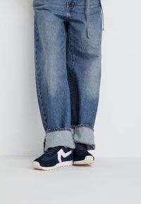 Levi's® STRYDER RED TAB - Sportcipő - navy blue