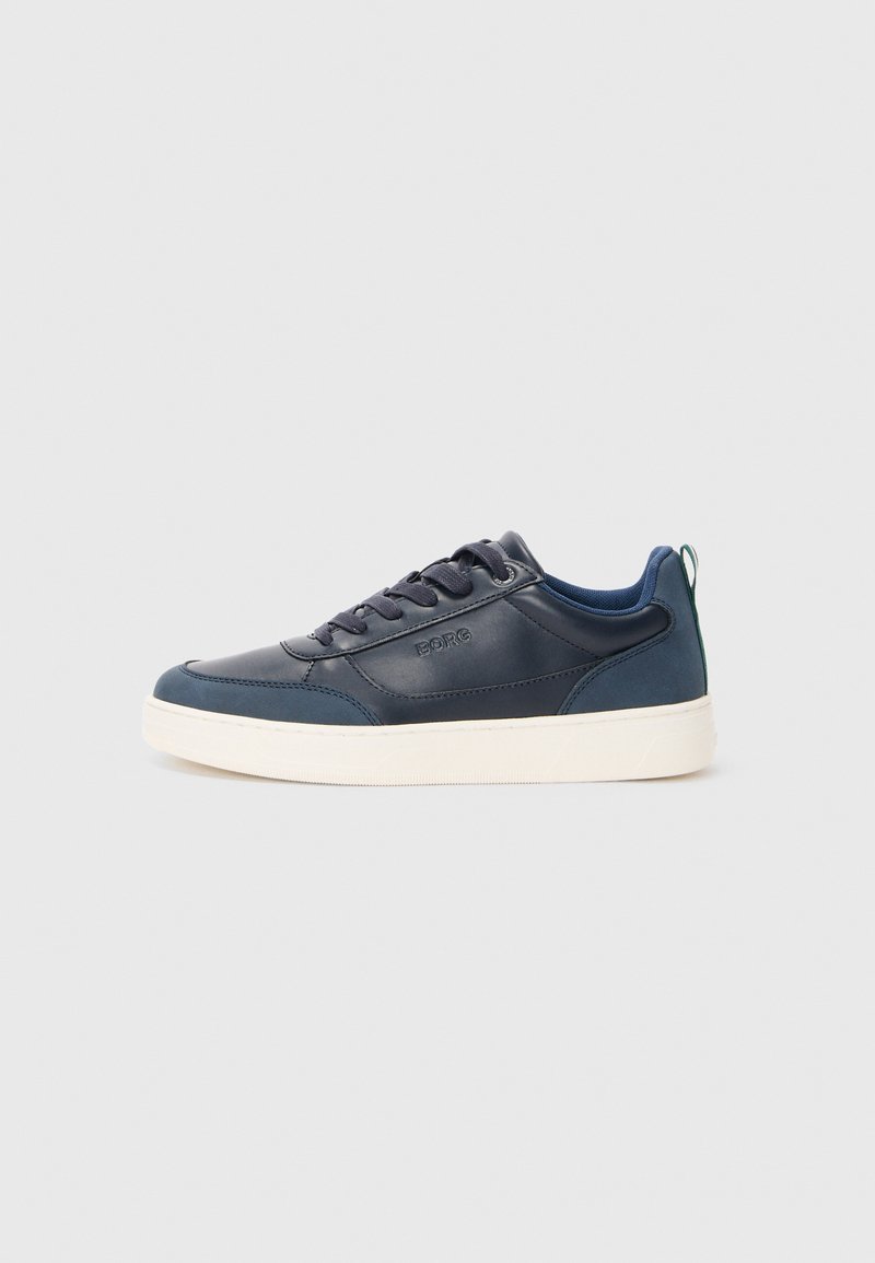 Marineblaue Low-Top-Sneaker mit weißer Sohle, dunklen Schnürsenkeln, Suede-Akzenten und "BORG"-Logo an der Seite, isoliert auf einem hellen Hintergrund.
