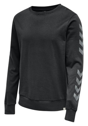 Svart sweatshirt med långa ärmar, ribbade muddar och lätt rundad nederkant. Har ett reflexmönster i form av en chevron på vänster ärm. Slät textur.
