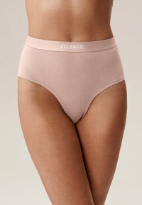 Różowe majtki z wysokim stanem o miękkiej, gładkiej fakturze i szerokim elastycznym pasem z białym logo "ATLANTIC".