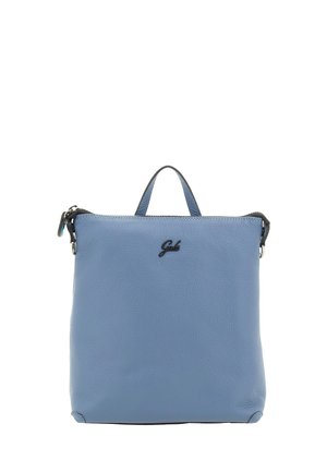 Borsa quadrata in pelle azzurro chiaro con cerniera nera, manico superiore e piccolo logo nero al centro frontale.