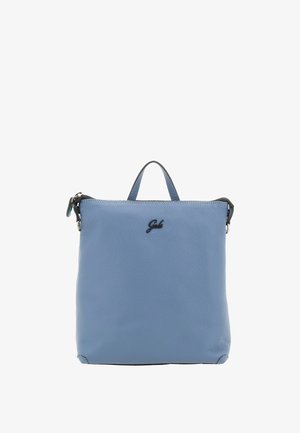 Borsa quadrata in pelle azzurro chiaro con cerniera nera, manico superiore e piccolo logo nero al centro frontale.