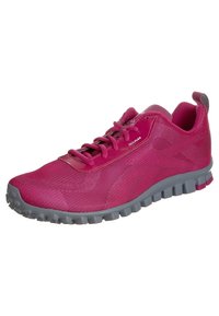 Chaussure de sport en maille rose avec un dessus respirant, un design texturé, des lacets plats et une semelle grise flexible avec une traction prononcée.