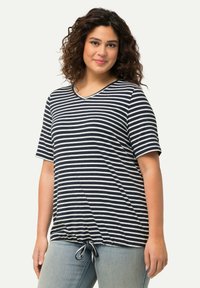 Ulla Popken STRIPED DRAWSTRING HEM SHORT SLEEVE TEE - Triko s potiskem - navy blue