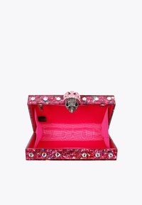Borsa a pochette rosa e glitterata con esterno decorato, dettagli in metallo argentato e rivestimento interno rosa acceso. La chiusura superiore presenta una serratura decorativa.