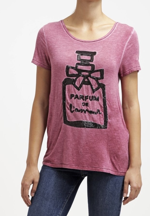 Vínová krátká trička s krátkým rukávem s černou flitrovou grafikou parfémové lahvičky a textem "PARFUM de l'amour." Měkká, opotřebovaná textilie.