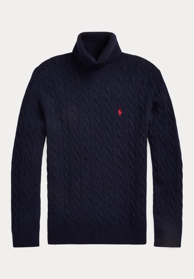 Maglione a collo alto in maglia a trecce blu navy con maniche lunghe e piccolo logo rosso ricamato sul petto sinistro.