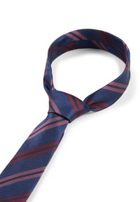 Cravate rayée bleu marine avec des rayures bordeaux contrastantes. Tissu texturé avec un design classique et un nœud soigné.