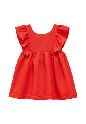 Robe en coton rouge avec des manches courtes à volants, un col rond et une jupe plissée. Design simple, texture lisse et couleur unie.