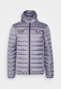 Grå quilted jakke med hætte, frontlynlås og Ellesse-logo patches på brystet, mod hvid baggrund.