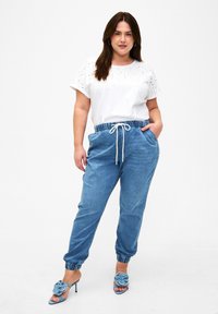 Zizzi WITH POCKETS - Zúžené džíny - light blue denim