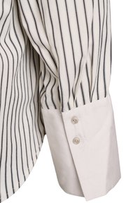 Košulja s dugim rukavima s okomitim crnim prugama na bijelom tkanju i bijelim čvorom s dva gumba.