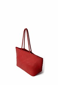 Rode geweven draagtas met twee gevlochten schouderbanden, rechthoekige vorm, weergegeven tegen een witte achtergrond.