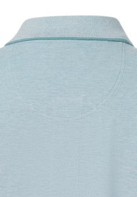 Lichtblauwe polo met een gestructureerde stof, voorzien van een klassieke kraag en een schone, gestikte halslijn, die duurzaamheid en eenvoud benadrukt.