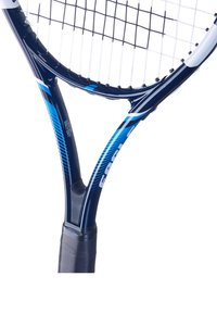 Nærbillede af en blå og sort tennisracketramme med strenge og et indpakket håndtag mod en hvid baggrund.