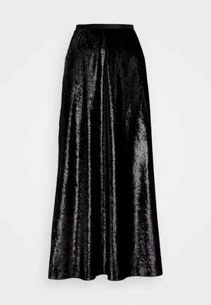 Falda midi negra hecha de un tejido brillante y texturizado. Cuenta con una cinturilla elástica y un diseño fluido, con un sutil brillo en toda su extensión.