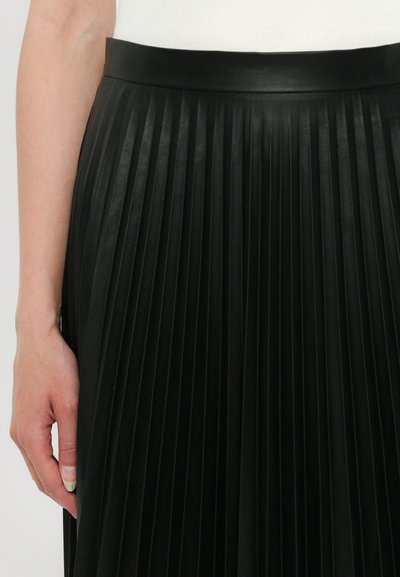 Gonna plissettata in pelle nera con una vita liscia e pieghe verticali, che mette in evidenza una texture elegante e un design strutturato.