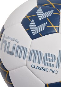 Hummel Classic Pro Fußball mit blau-weißem Design und gelben Akzenten, strukturierten Oberflächen und markantem Branding.