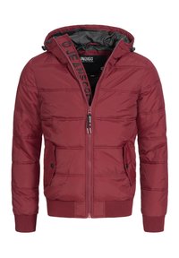 Veste matelassée rouge avec fermeture éclair, poignets côtelés et capuche. Le matériau extérieur a une finition lisse et brillante avec des sections matelassées.
