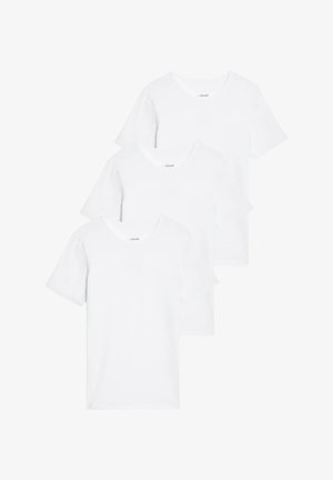 Camisetas de algodón blancas con mangas cortas y un cuello redondo, apiladas en un montón de tres, con una textura suave y un diseño simple.