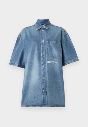 Denim overhemd met korte mouwen, lichtblauw, knoopsluiting aan de voorkant, kraag, linkerkant borstzak, met het 'KARL LAGERFELD JEANS' logo in het wit.