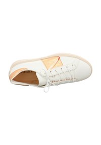 Weißes Leder-Sneaker mit einem beige Akzent und einem metallic-orangefarbenen Panel. Verfügt über eine runde Zehenpartie, ein Schnürdesign und eine strukturierte Sohle.