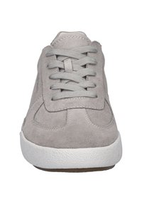 Jasnoszare zamszowe sneakersy z okrągłym noskiem, płaskimi sznurówkami i teksturowanymi białymi gumowymi podeszwami. Dwa akcenty przeszycia po bokach.
