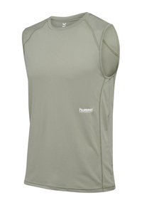 Ärmlös atletisk topp i ljusgrön, tillverkad av andningsbart tyg. Har subtila sömmar, rundad halsringning och en liten logotyp på bröstet.