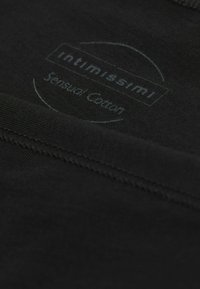 Zwarte katoenen kleding met een gladde textuur en een zachte tailleband. Bevat een bedrukte label met de tekst "intimissimi Sensual Cotton."
