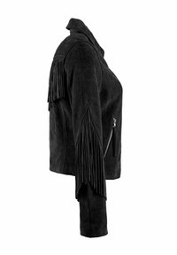 Fekete szarvasbőr dzseki rojtos részletekkel az ujjain, elegáns kialakítással, cipzáras zsebbel és klasszikus gallérral. Az oldalnézet bemutatja a textúrát és az alakot.