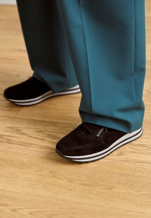 Trainers - black