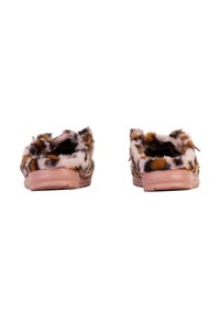 Faux fur hjemmesko med leopardmønster i brun, sort og creme. Har en lyserød gummisål og åbent bagdesign.