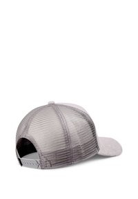 Cappellino a rete grigio con fronte strutturato, visiera piatta e chiusura regolabile. Tessuto liscio sulla parte frontale e rete testurizzata sul retro.