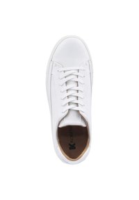 Białe skórzane sneakerki o gładkim wykończeniu, okrągłym nosie, płaskich sznurowadłach i minimalistycznym wzornictwie. Wnętrze wykończone jest jasnobrązową podszewką.