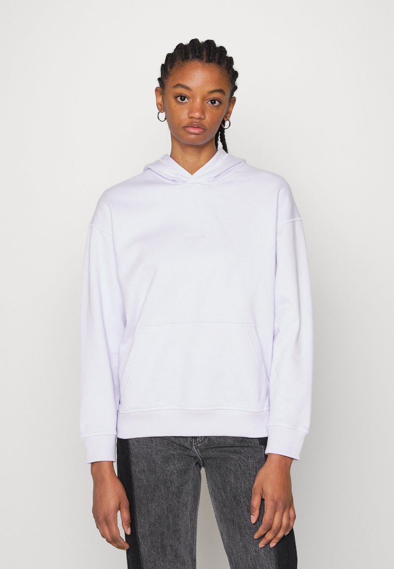 Felpa leggera di colore viola chiaro con tasca a marsupio, cappuccio regolabile con cordino e polsini a costine, realizzata in tessuto morbido. Presenta un design minimalista.