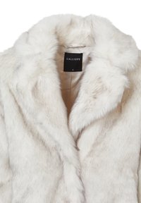 Giacca in pelliccia sintetica bianca con una texture morbida, collo ampio e etichetta con la scritta "CALLIOPE". Presenta una fodera liscia color crema. Taglia S.