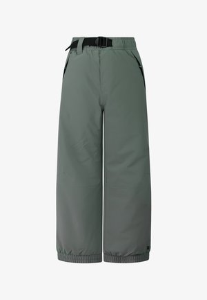 Jongen staande, draagt een grijs zipvest met lange mouwen, losse groene broek en zwarte laarzen tegen een eenvoudige lichte achtergrond.