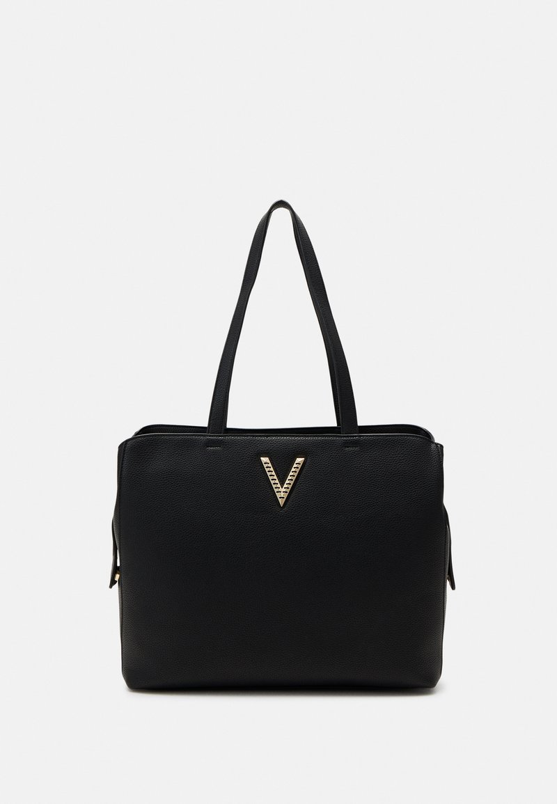 Sac cabas en cuir noir avec deux anses et un logo métallique doré en forme de V au centre avant sur un fond uni.