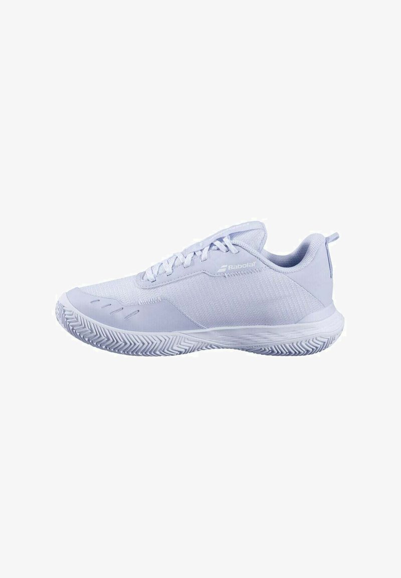 Zapatillas deportivas ligeras en tela azul pálido con parte superior de malla texturizada y suela de goma que presenta un patrón de espiga. Incluyen cordones.