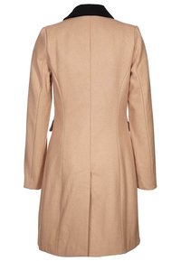 Beige frakke i uldblanding med en sort krave, skræddersyet pasform, lange ærmer og sidelommer. Har en slids i ryggen for bevægelsesfrihed.