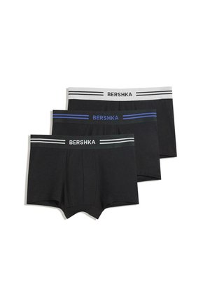 Drei Paare schwarze Boxershorts. Jede hat einen farbigen elastischen Bund mit "BERSHKA"-Logo und Streifen in Grau, Blau und Schwarz. Weiches Material.