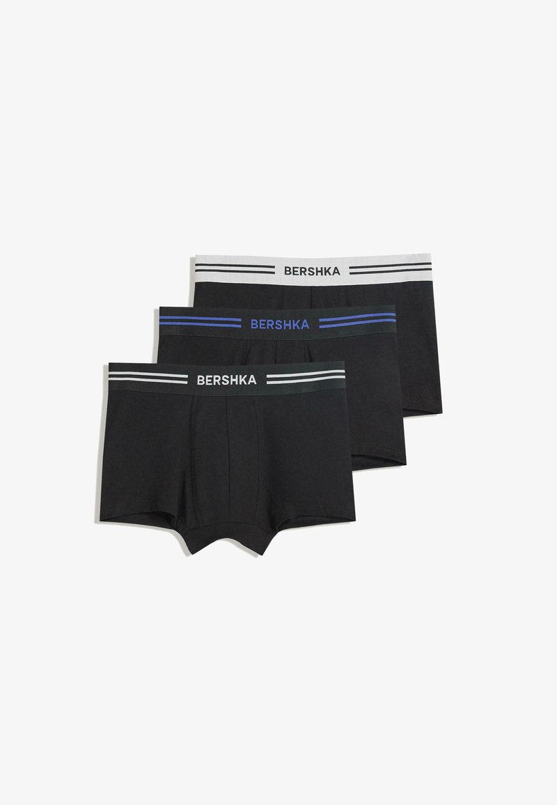 Tři páry černých boxerů. Každé má barevný elastický pas s logem "BERSHKA" a proužky v šedé, modré a černé barvě. Měkký materiál.