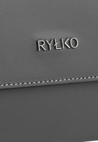 Szary skórzany portfel o gładkiej fakturze, z logo "RYŁKO" w kolorze srebrnym oraz subtelnymi detalami przeszycia.