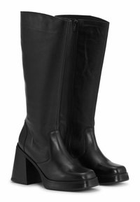 Fekete bőr térdfelett érő csizma, vastag blokk sarkú, sima textúrájú, oldalán cipzárral az egyszerű felvétel érdekében.