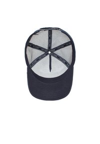 Gorra de béisbol navy con la parte frontal sólida y la parte posterior de malla. Presenta un visor curvado y etiquetado interior. Cierre ajustable clásico de tipo snapback.