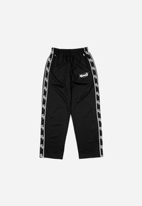 Pantalones deportivos negros de tela suave, con rayas laterales blancas que repiten el logo, cinturilla elástica y puños ajustados.