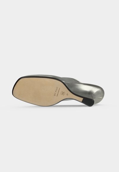 Vue de la semelle d'une chaussure à talon haut argentée avec bout pointu et embout de talon noir, taille 37, en cuir et marquée "BY FAR Made in Portugal."